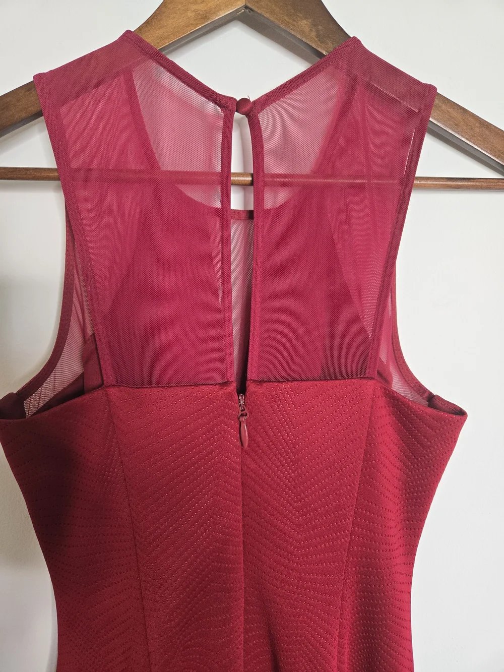 GUESS Burgundy Crinkled Flare Textured Mesh Dress Keyhole Back. Womens Size O